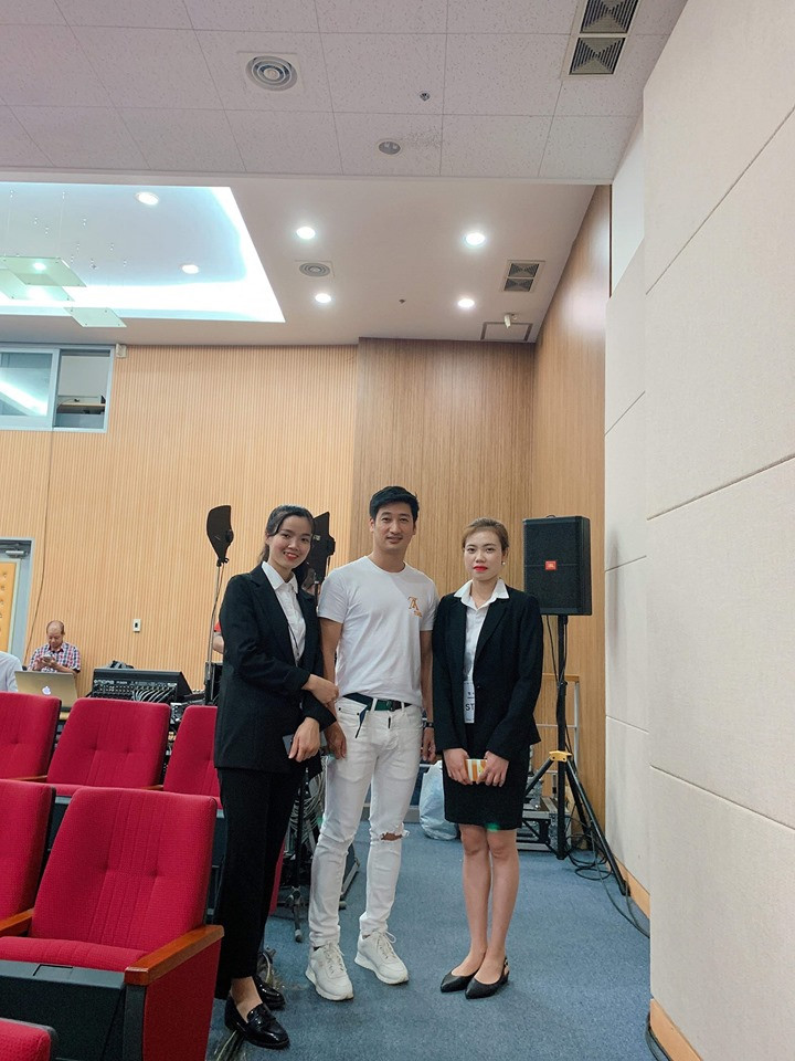 Ngọc Quỳnh diện cả "cây" trắng trông cực kỳ trẻ trung và nam tính.