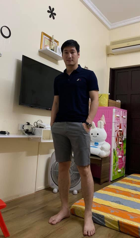 Nam diễn viên sinh năm 1980 ăn mặc theo phong cách thể thao, năng động.