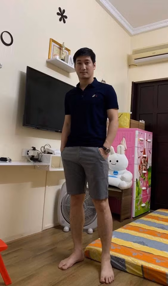 Nam diễn viên sinh năm 1980 ăn mặc theo phong cách thể thao, năng động.