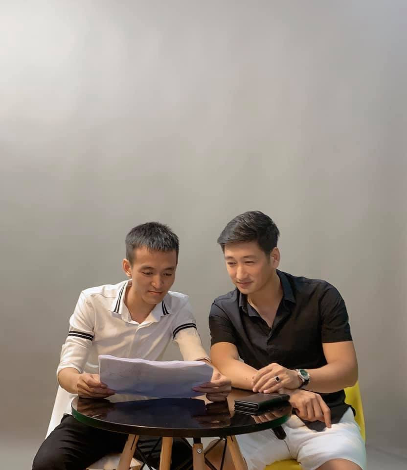 Hai màu sắc trang phục phổ biến là đen và trắng thường được ông bố 2 con mix-match.