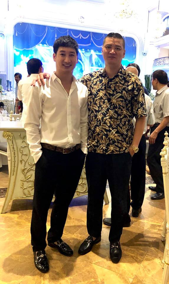 Anh phối áo sơ mi trắng và quần đen cũng đầy lịch lãm.