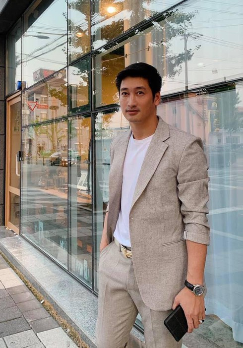 Dù là người chồng gia trưởng, vũ phu trong phim; là ông bố hời hợt với các con nhỏ, thế nhưng ở ngoài đời, nam diễn viên là người rất quan tâm và chăm lo cho tổ ấm của mình.