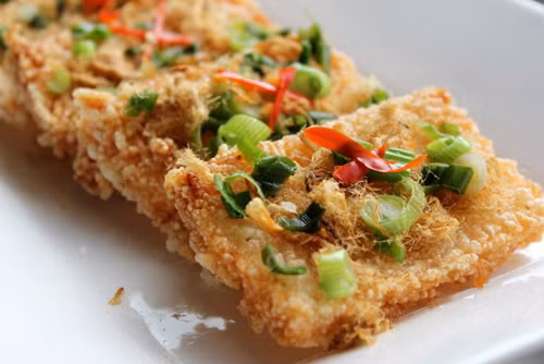 Cơm cháy: Đây là món đặc sản Ninh Bình nổi tiếng, được làm từ 100% gạo nguyên chất. Miếng cơm cháy chiên có màu vàng nhạt, thơm mùi gạo đặc trưng, vị bùi béo của ruốc, ăn nhiều mà không thấy ngán. Cơm cháy là món ngon từ trẻ nhỏ cho tới người lớn đều yêu thích.