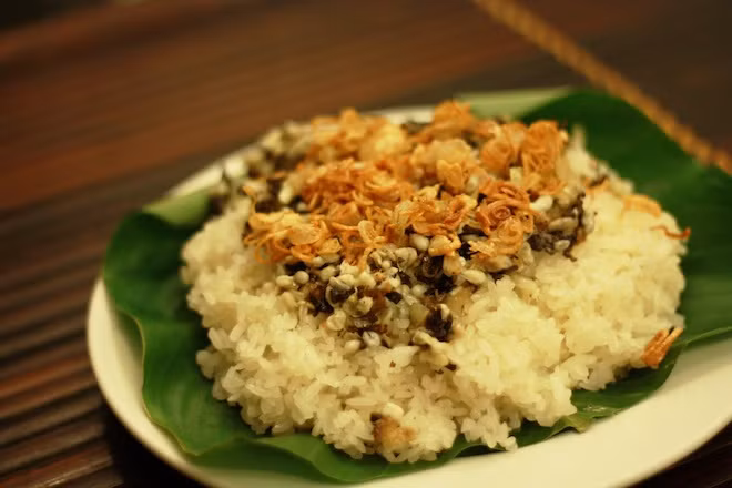 Xôi trứng kiến là sự kết hợp giữa lớp xôi dẻo, thơm của gạo nếp hương cùng với vị beo béo của trứng, tạo nên một món ăn vô cùng lạ lẫm mà không kém phần hấp dẫn.