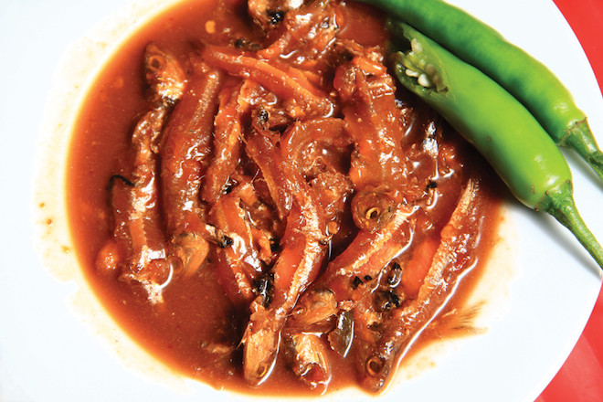 Mắm tép Gia Viễn: Đến với Ninh Bình, du khách đừng bỏ lỡ cơ hội mua cho mình vài hũ mắm tép. Mắm tép ở đây ngon có tiếng, là món quà biếu rất có ý nghĩa. Mắm tép thơm, đậm đà vị ngọt đặc trưng của tép tươi với màu đỏ tươi đẹp mắt.