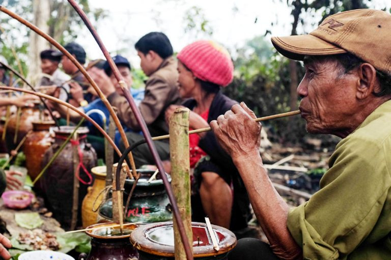 Rượu cần Nho Quan: Đây là một món đặc sản của người dân tộc Mường ở vùng Nho Quan, được người dân nơi đây nấu rất cẩn thận và tỉ mỉ. Để làm được rượu cần, người ta sẽ nấu gạo nếp trộn với men được ủ trong những vại lớn. Thời gian ủ nếp là ít nhất 3 tháng. Rượu cần ở Nho Quan sau khi được làm thủ công sẽ được đóng vào các chai thủy tinh hoặc các vo đất và nút chặt bằng lá chuối đem bán.