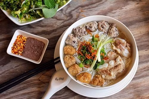 Bún mọc Tố Như: Bún mọc có nhiều nơi nhưng ngon nhất phải đến Tố Như. Mọc ở đây làm kỳ công nên rất ngọt thịt, mềm mà không ngấy. Nước dùng bún đậm đà ngọt tự nhiên do ninh xương. Một tô bún ngon phải thêm vài lát chả bò, ít hành ngò và phải ăn kèm với rau sống.
