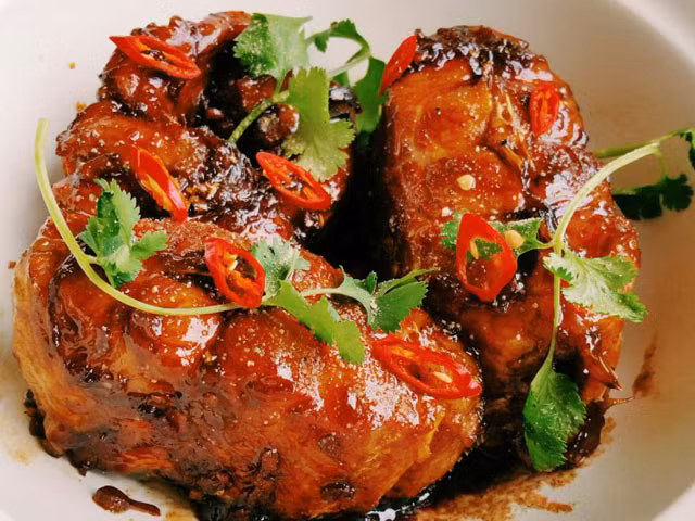 Cá kho gáo: Gáo là một cây tầm nổi mọc ở ven suối, ngoài việc có tác dụng làm thuốc chữa bệnh thì gáo còn được dùng để nấu ăn rất ngon. Quả gáo có vị chua, hơi ngọt và có mùi thơm nên khi kho với cá sẽ làm mất đi vị tanh của cá. Chính vì thế mà cá kho gáo là một món ăn độc đáo, có hương vị rất đặc biệt. 