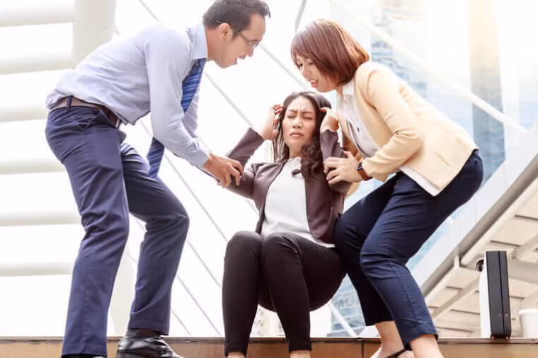 Ngất xỉu: Cả đàn ông và phụ nữ đều có thể gặp triệu chứng mất thăng bằng nhưng việc mất ý thức đột ngột vẫn xảy ra phổ biến hơn ở phụ nữ. Ngất xỉu có thể liên quan đến nhiều căn bệnh khác nhưng đột nhiên ngất hoặc mất ý thức mà không có bất kỳ yếu tố môi trường nào khác tác động, lại là một dấu hiệu đột quỵ ở phụ nữ.