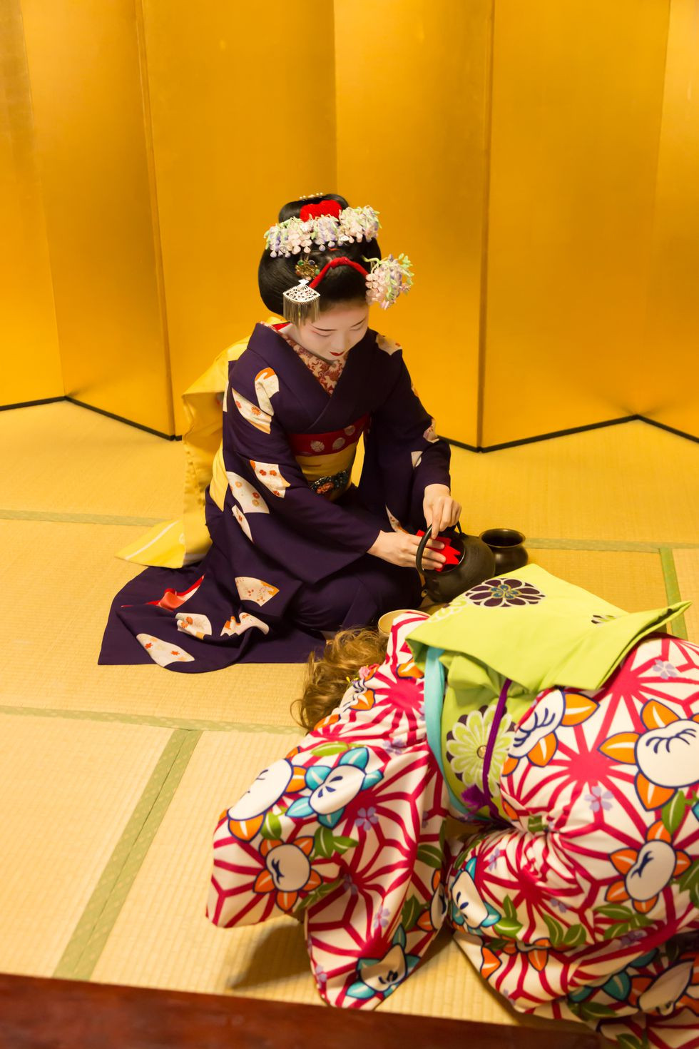 Nhật Bản: Tại xứ sở hoa anh đào, người ta tin rằng dùng bột trà xanh thoa lên da đầu có thể giúp ngăn ngừa sự rụng tóc cũng như khiến tóc trông bóng mượt hơn. Họ còn trộn bột trà xanh với một quả trứng, một chút dầu dừa trước khi thoa lên tóc như một loại mặt nạ tự nhiên giúp kích thích mọc tóc.