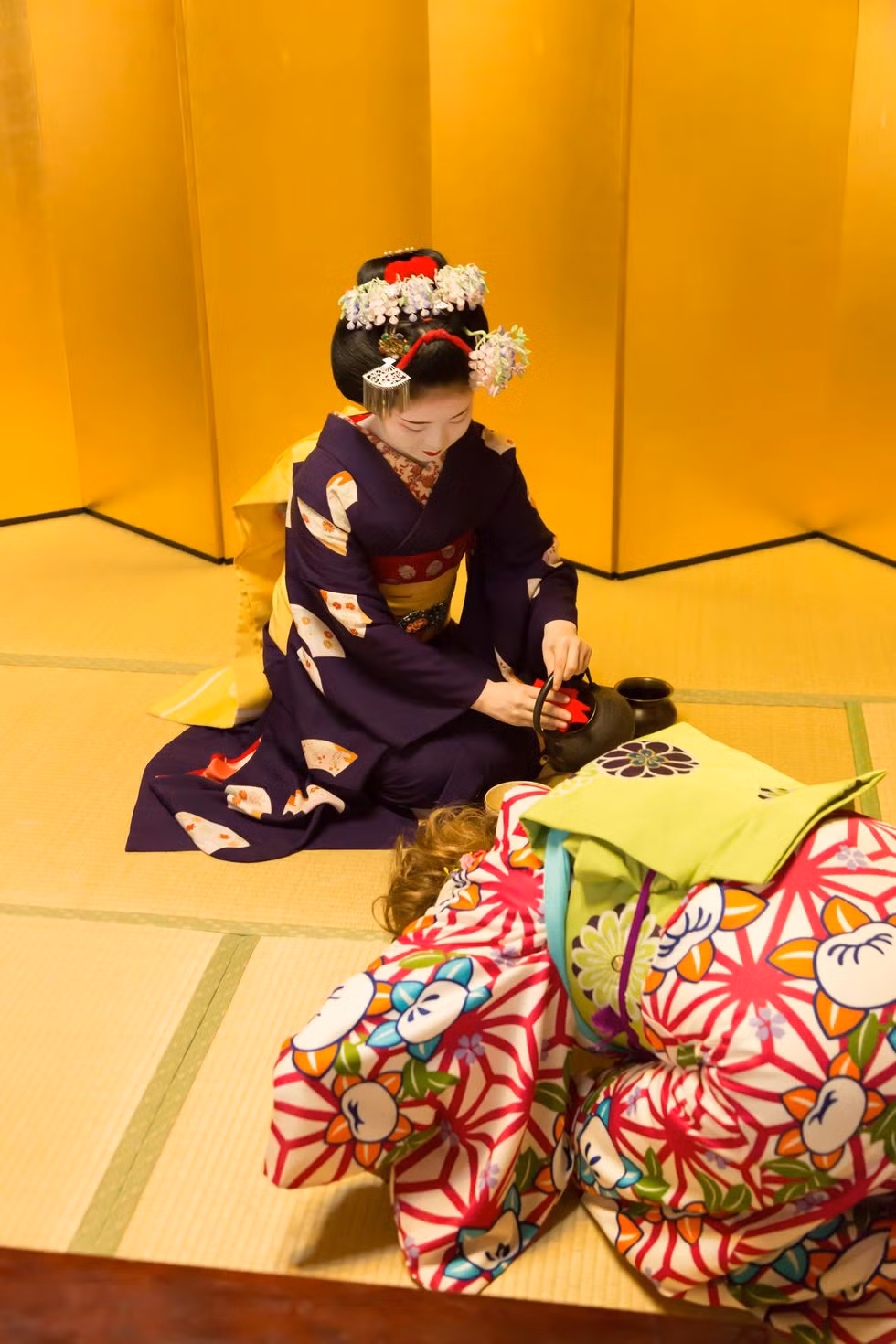 Nhật Bản: Tại xứ sở hoa anh đào, người ta tin rằng dùng bột trà xanh thoa lên da đầu có thể giúp ngăn ngừa sự rụng tóc cũng như khiến tóc trông bóng mượt hơn. Họ còn trộn bột trà xanh với một quả trứng, một chút dầu dừa trước khi thoa lên tóc như một loại mặt nạ tự nhiên giúp kích thích mọc tóc.