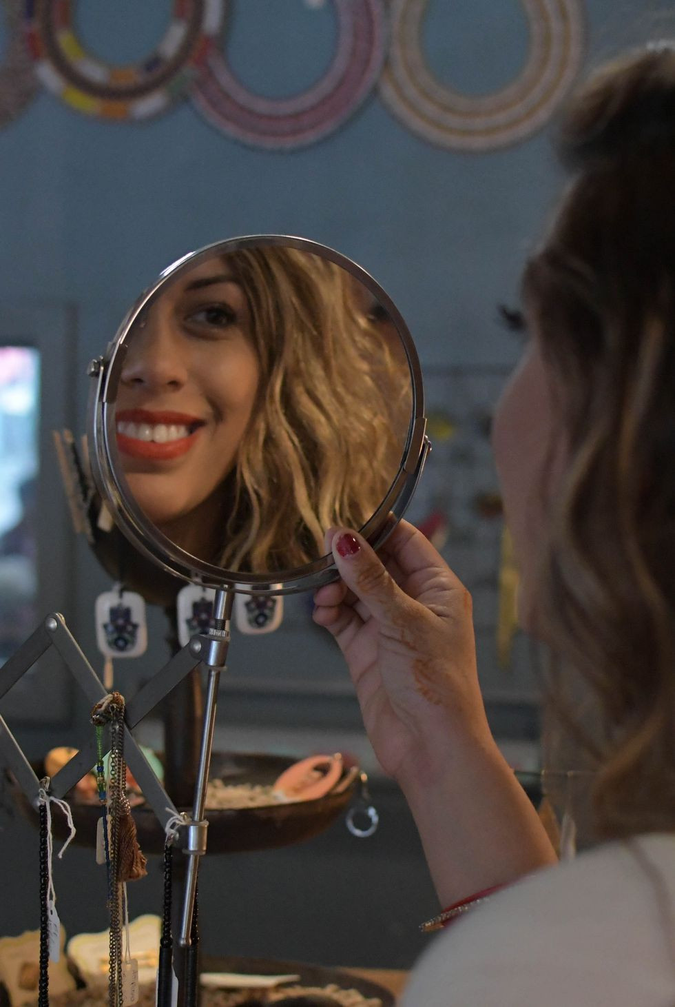 Australia: Phụ nữ Australia thường làm đẹp với quả mận kakadu. Đây là thành phần thường xuyên có mặt trong các loại kem dưỡng da nhờ sở hữu lượng vitamin C dồi dào. Loại quả này được cho là có không ít công năng trong việc chống lão hóa, trị mụn trứng cá và mụn nhọt qua đêm.