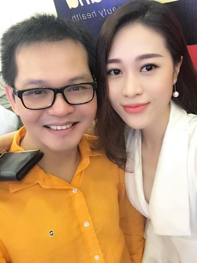 Dan nguoi dep xuat hien ben NSND Trung Hieu truoc khi cuoi vo kem 19 tuoi