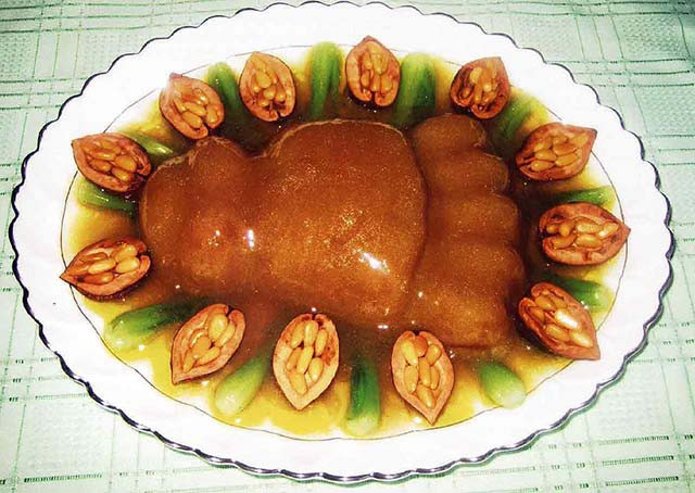 “Khoc thet” mon ban chan gau danh cho gioi thuong luu Trung Quoc