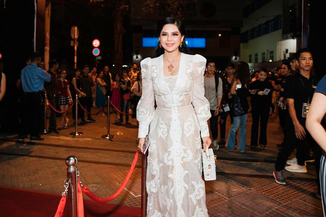 Bà rất chăm chỉ diện đồ trắng để “ăn gian” tuổi thật. Ảnh: Dân Việt.