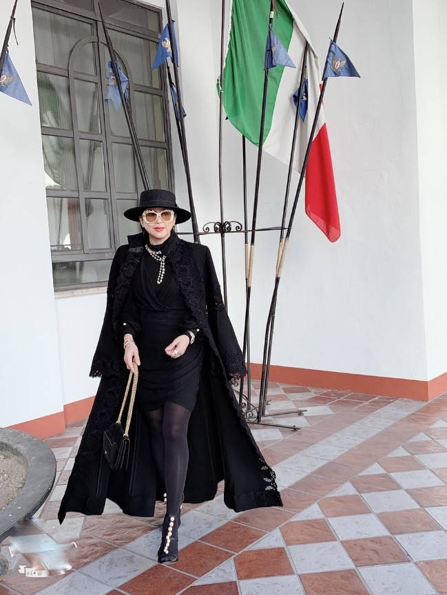 Với gương mặt trẻ trung, gu thời trang sành điệu cùng thần thái sang chảnh, bà luôn xuất hiện đẹp lộng lẫy như những fashionista đình đám. Ảnh: Motthegioi.