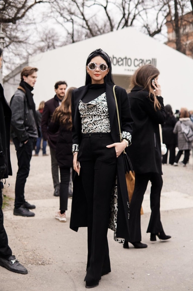 Tại show của Roberto Cavalli, mẹ chồng Hà Tăng chọn nguyên một "cây" đen sành điệu. Ảnh: Motthegioi.