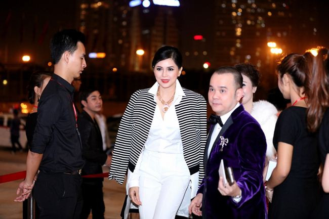 Mỗi khi xuất hiện trước công chúng, bà Thủy Tiên luôn chỉnh chu từ trang phục tới cách trang điểm hay làm tóc gọn gàng. Ảnh: Dân Việt.