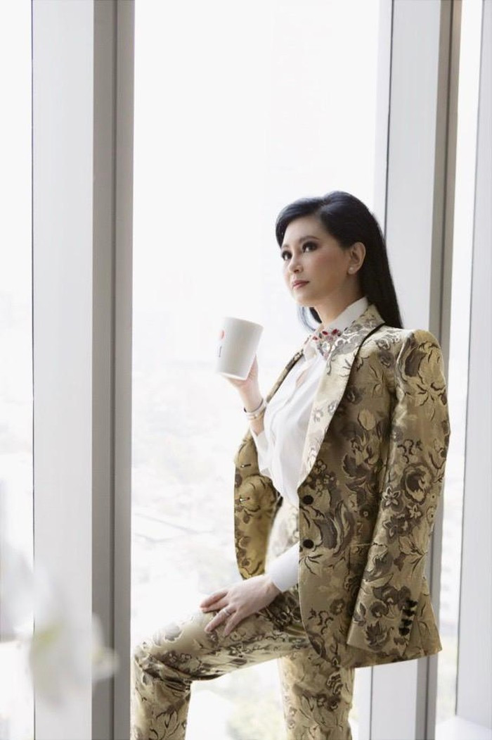 Mẹ chồng Hà Tăng luôn xuất hiện với thần thái rạng rỡ và trẻ trung cùng phong cách thời trang hướng tới vẻ đẹp thanh lịch, sang trọng. Ảnh: TH&amp;PL.