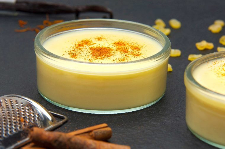 Sữa trứng khi bị loét miệng: Loét miệng có thể gây đau ngay cả khi ăn những loại thực phẩm mềm nhất. Nếu việc điều trị gây đau miệng, hãy thử các thức ăn xay nhuyễn dễ nuốt, chẳng hạn như sữa trứng, cơm, trứng, cháo và súp. Càng nhạt càng tốt, vì muối hoặc gia vị có thể làm cho vết loét đau hơn.