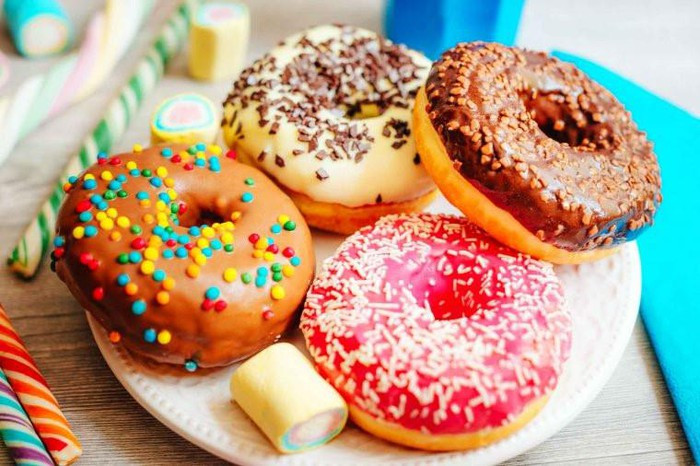 Ăn quá nhiều đường trong chế độ ăn uống: Hãy cố gắng hết sức để hạn chế thực phẩm chứa nhiều đường tinh chế như soda, đồ nướng và đồ ngọt khác. Ăn quá nhiều đường làm cho chức năng của gan bị tăng lên, mặt khác sẽ làm ảnh hưởng đến nồng độ insulin của cơ thể, quá trình đốt cháy chất béo sẽ rất khó.