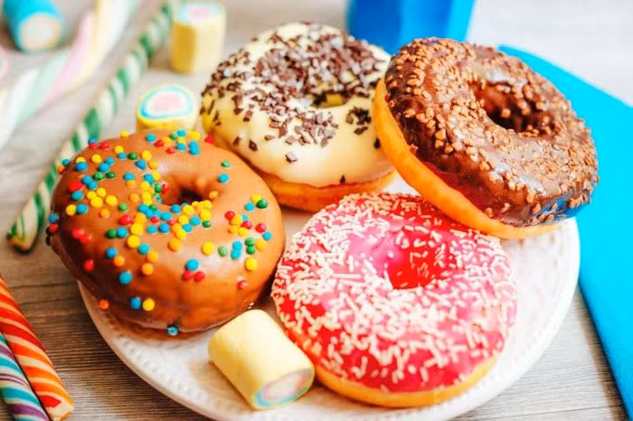 Ăn quá nhiều đường trong chế độ ăn uống: Hãy cố gắng hết sức để hạn chế thực phẩm chứa nhiều đường tinh chế như soda, đồ nướng và đồ ngọt khác. Ăn quá nhiều đường làm cho chức năng của gan bị tăng lên, mặt khác sẽ làm ảnh hưởng đến nồng độ insulin của cơ thể, quá trình đốt cháy chất béo sẽ rất khó.