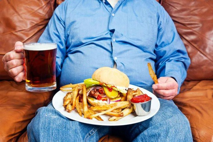 Ăn quá no: Nhiều người biết rằng, nếu ăn nhiều sẽ gây khó chịu cho dạ dày, gây ra bệnh gan nhiễm mỡ. Tiến sĩ Paradi Hiệp hội Nghiên cứu gan châu Âu cho rằng, ăn nhiều quá có thể gây tổn thương hệ tiêu hóa, nhanh chóng gia tăng các gốc tự do trong cơ thể. Trong khi đó, vai trò của gan là chống lại các gốc tự do trong cơ thể, loại bỏ độc tố, thanh lọc máu.