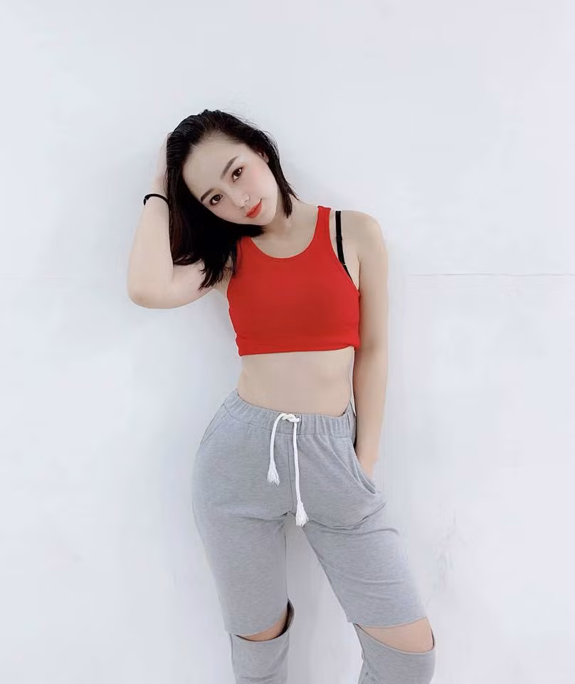 Có 2 “công thức” mà Quỳnh Kool rất hiếm khi quên thực hiện dù bận rộn thế nào đó chính là đắp mặt nạ bằng sữa ong chúa và tẩy tế bào chết 2 lần mỗi tuần. Vì theo cô, việc tẩy tế bào chết sẽ giúp da mặt sạch, khô thoáng và hấp thu dưỡng chất dễ hơn. Ảnh: FBNV.