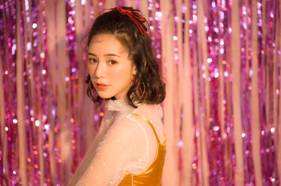 Uống mật ong và chanh giúp kích thích hệ tiêu hóa, rạch đường ruột và có rất nhiều tác dụng cho da như: kháng khuẩn, hỗ trợ khả năng phục hồi và tạo collagen cải thiện làn da. Đây là một phương pháp làm đẹp đơn giản mà cô duy trì từ nhiều năm nay. Theo cô, nó có tác động kép vừa đẹp da vừa giữ dáng tốt.