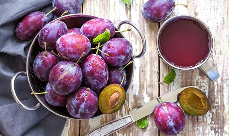 Uống trà thảo mộc: Các loại trà thảo mộc là thuốc nhuận tràng tự nhiên và giúp phân đi qua hậu môn dễ dàng hơn. Các hoạt chất tự nhiên trong các loại trà có thể làm mềm, mịn phân và hỗ trợ điều trị táo bón tại nhà. các loại trà thảo dược có tác dụng hỗ trợ táo bón bao gồm: Trà xanh, trà bạc hà, trà đen, trà Atiso...