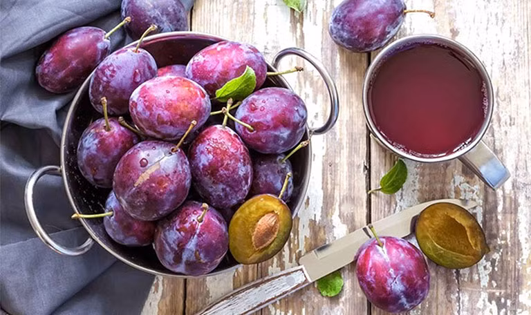 Uống trà thảo mộc: Các loại trà thảo mộc là thuốc nhuận tràng tự nhiên và giúp phân đi qua hậu môn dễ dàng hơn. Các hoạt chất tự nhiên trong các loại trà có thể làm mềm, mịn phân và hỗ trợ điều trị táo bón tại nhà. các loại trà thảo dược có tác dụng hỗ trợ táo bón bao gồm: Trà xanh, trà bạc hà, trà đen, trà Atiso...