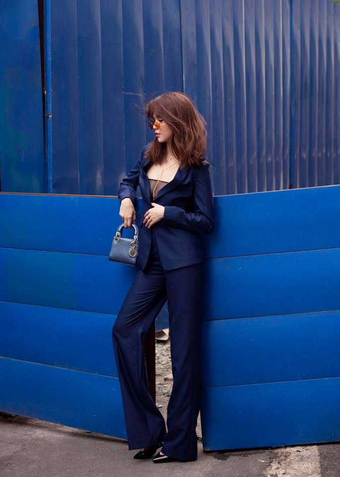 Chiếc túi xanh dương nhỏ gọn của nhà mốt Dior được cô phối với cây suit cùng tông cực thanh lịch.