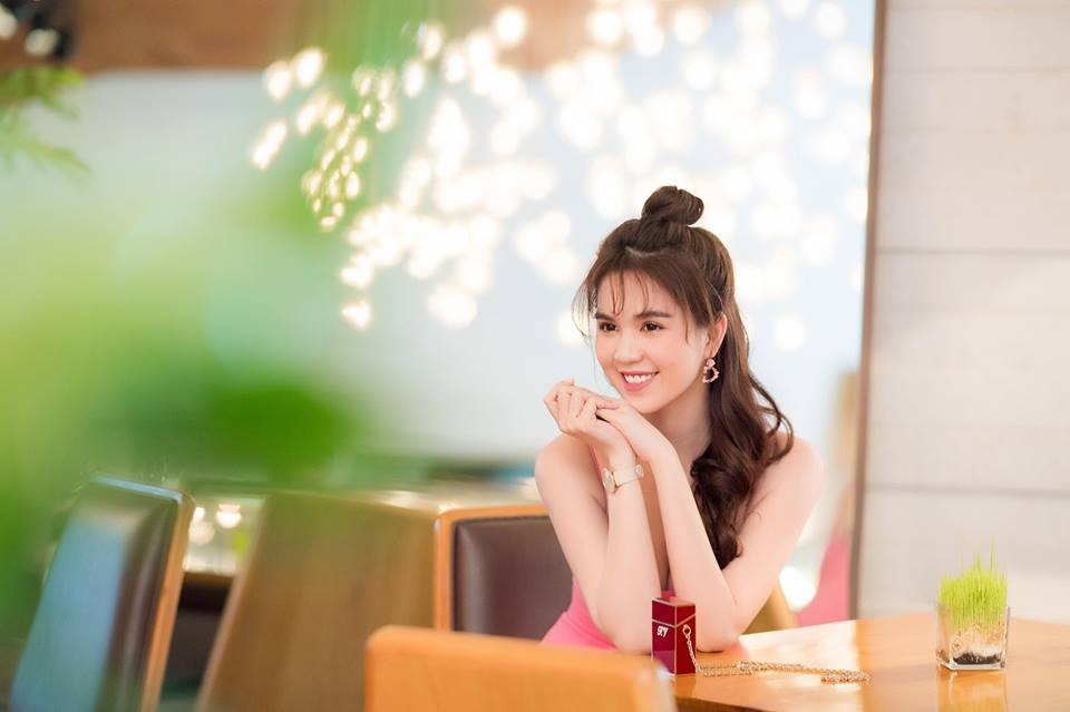 Có mẫu túi hàng hiệu siêu mini chỉ đựng vừa thỏi son được nữ hoàng nội y phối với các set đồ nổi bật.