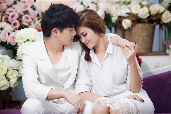 Từ thảm đỏ cho đến style đời thường, Đông Nhi và Ông Cao Thắng thường xuyên cùng nhau diện đồ đôi, giống màu, tương đồng về kiểu dáng.