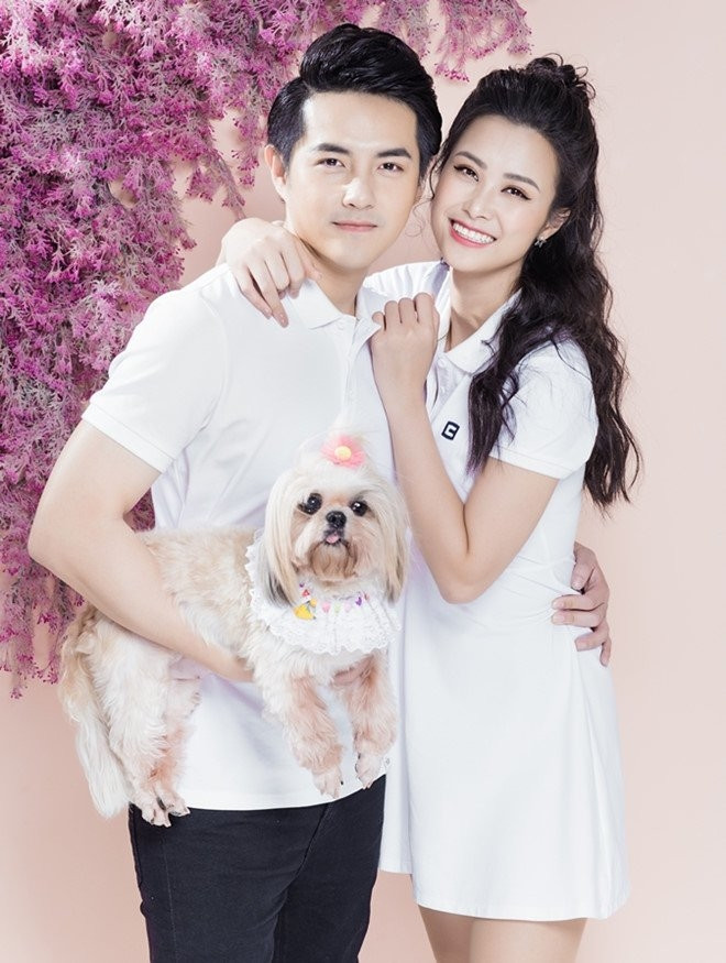 Cặp đôi rất hay diện đồ đôi màu trắng tinh tế.