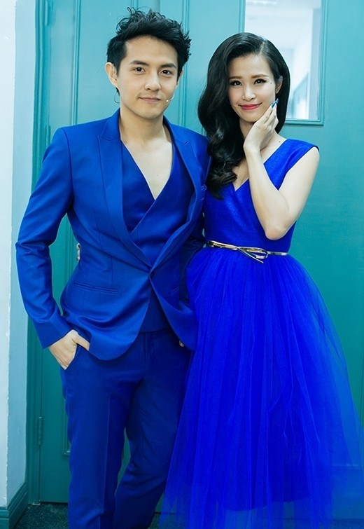 Đông Nhi và Ông Cao Thắng cũng chăm diện trang phục đồng điệu đi sự kiện.