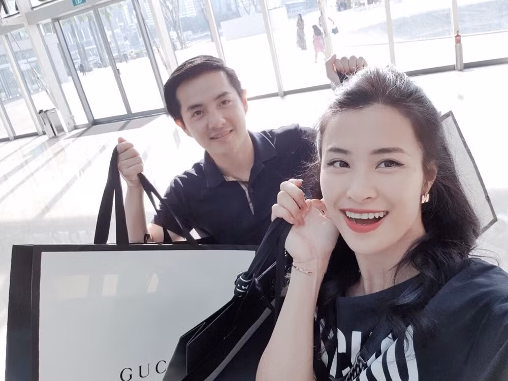 Cả hai còn thường xuyên diện đồ "tông xuyệt tông" ngay cả khi đi mua sắm.