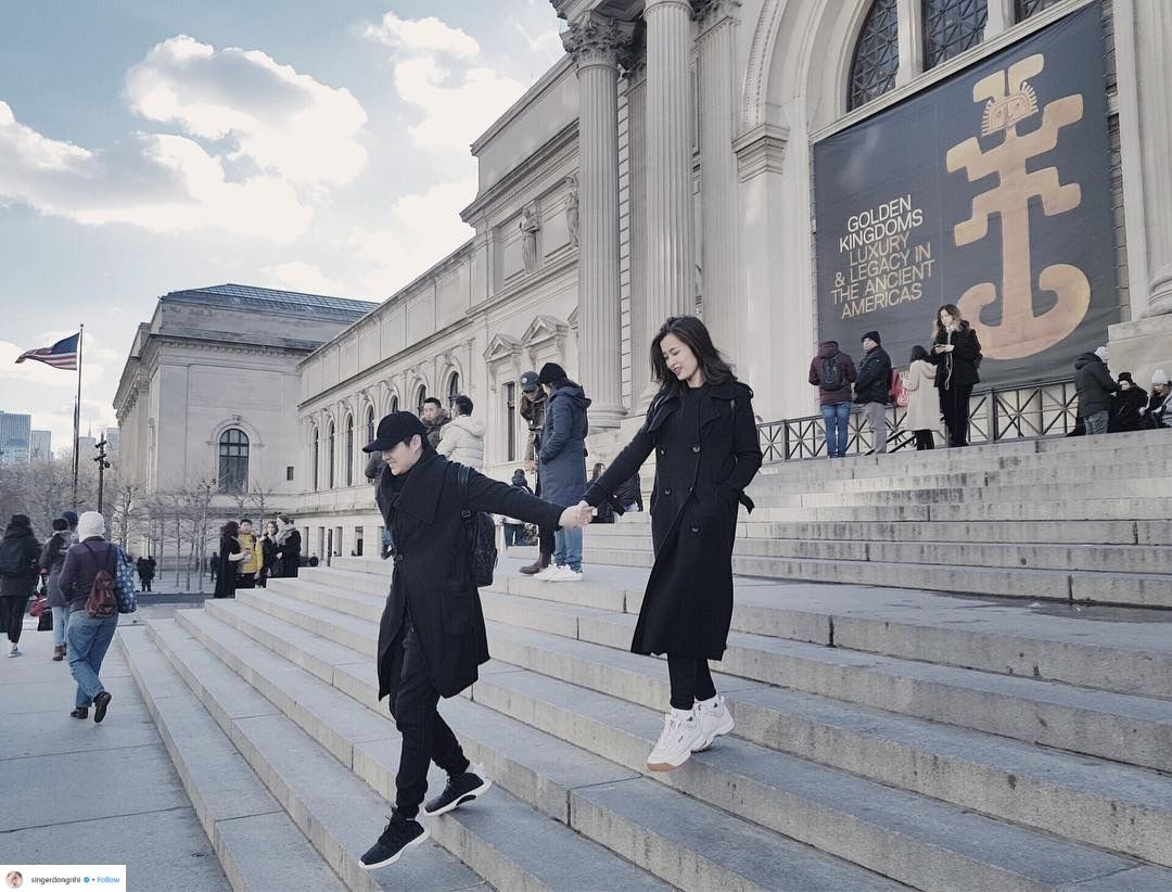 Khi đi du lịch cùng nhau, cả hai cũng chọn đồ "ton sur ton".