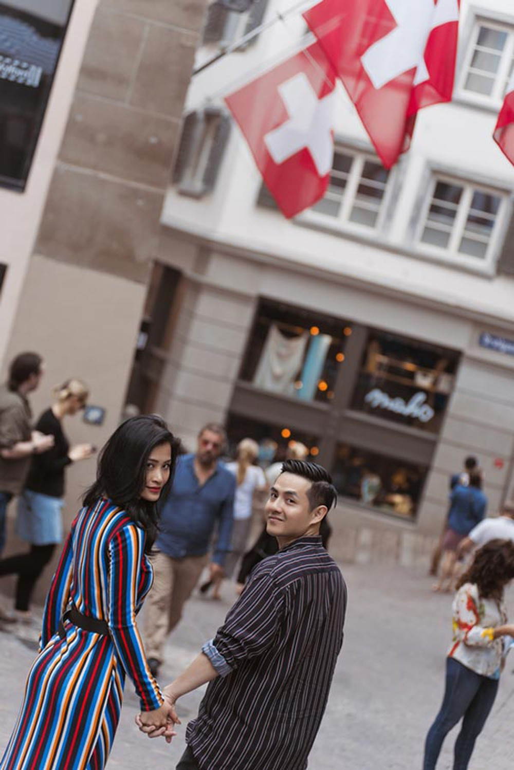 Nếu không diện đồ đôi thì cặp đôi lại chọn trang phục cùng kẻ sọc. Ảnh: Internet, FBNV.