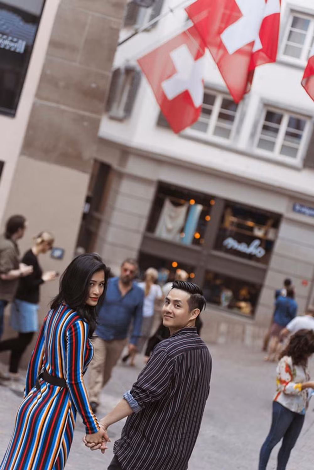 Nếu không diện đồ đôi thì cặp đôi lại chọn trang phục cùng kẻ sọc. Ảnh: Internet, FBNV.