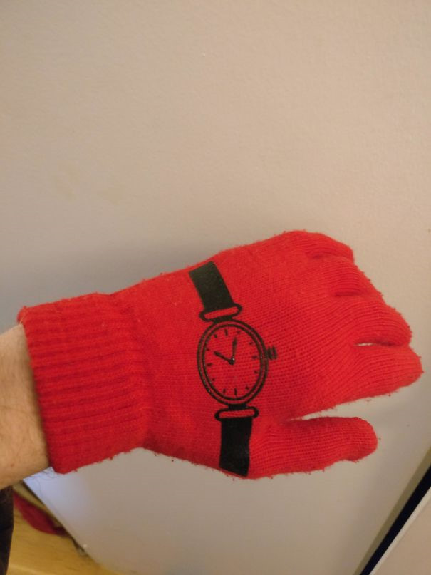Chiếc găng tay kì lạ có họa tiết đồng hồ ngay trên mu bàn tay.