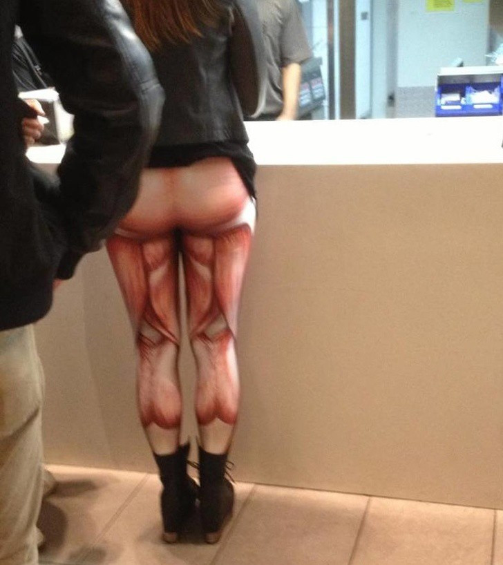 Chiếc quần skinny họa tiết kỳ quặc dễ gây hiểu nhầm.