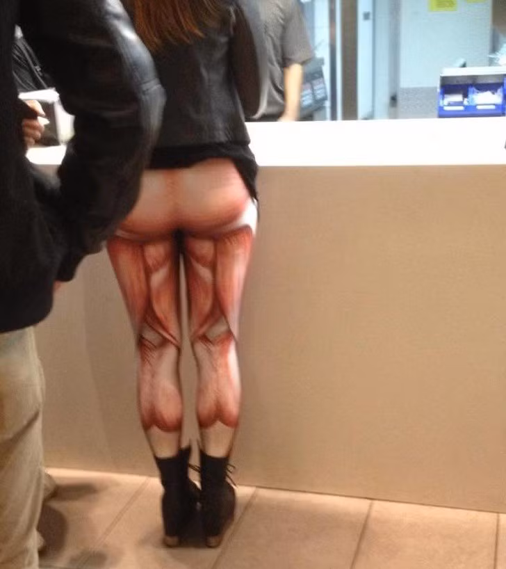 Chiếc quần skinny họa tiết kỳ quặc dễ gây hiểu nhầm.