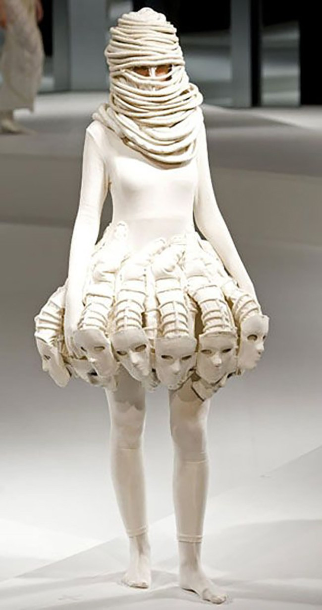 Kiểu thời trang kỳ lạ xúc phạm người xem.