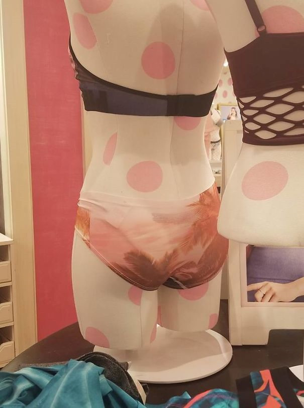 Bộ bikini gây hiểu nhầm bởi họa tiết cây dừa ở ngay vùng nhạy cảm.