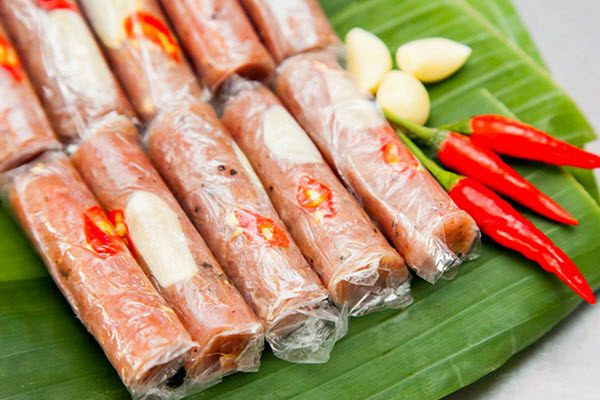 Nem chua: Là đồ nhắm rất hấp dẫn trong dịp Tết nhưng vị chua trong nem được sinh ra từ thính gạo và thịt lợn có thể khiến acid uric sản sinh nhanh hơn. Do vậy, bệnh nhân gút cần tránh ngay món này.