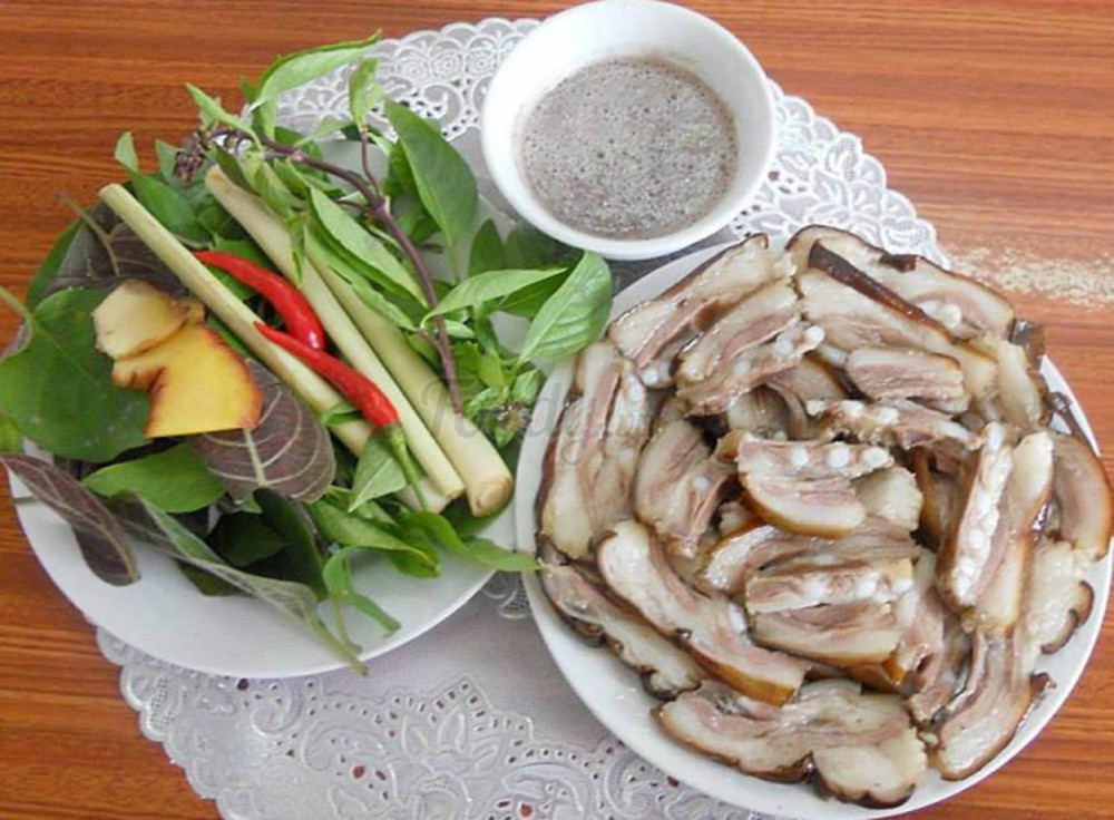 Thịt chó: Chứa nhiều đạm nên chỉ cần ăn vài miếng thịt chó có thể khiến người bệnh gút sống dở, chết dở.