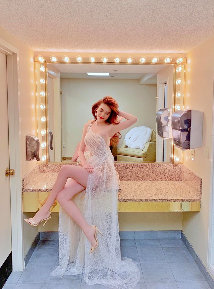 Cô khéo léo chọn váy xuyên thấu với thiết kế tinh tế khoe lợi thế cơ thể mà không để lộ hàng.