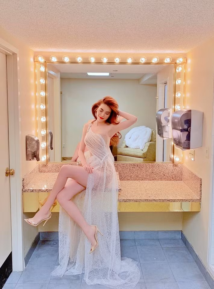 Cô khéo léo chọn váy xuyên thấu với thiết kế tinh tế khoe lợi thế cơ thể mà không để lộ hàng.