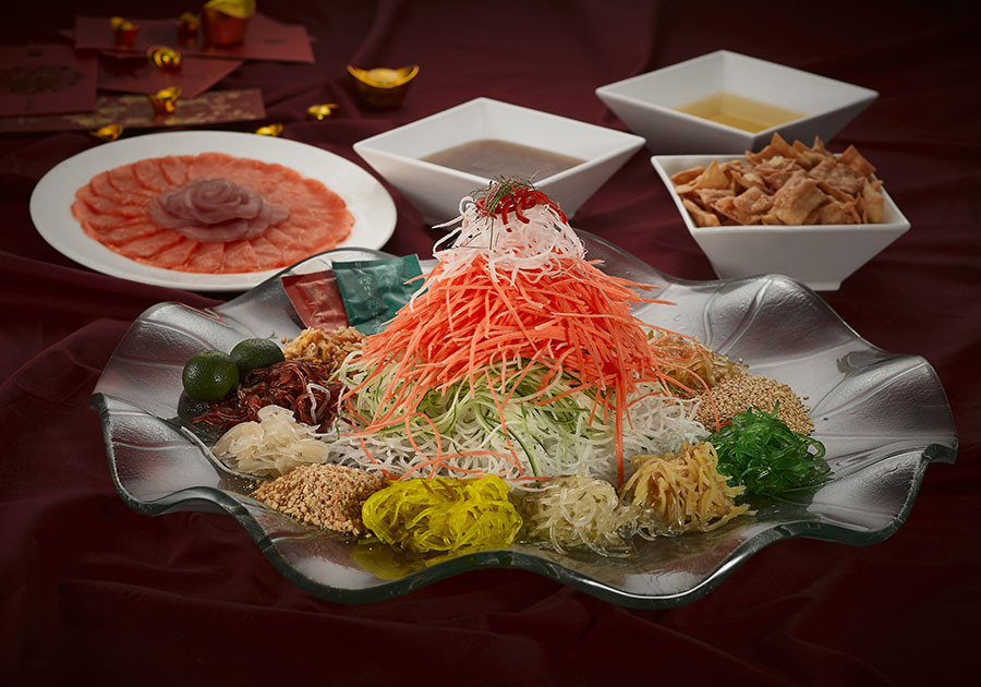 Yeesang (hay còn gọi là Yu sheng): Vào dịp đầu năm, người dân Malaysia thường ăn món yeesang, món ăn được xem là đem lại may mắn cho người thưởng thức. Đây là một loại sa lát kiểu Á gồm vô số những loại cá sống thái mỏng cùng rau củ xắt nhỏ. Đây cũng là món ăn ngày Tết của người Singapore.